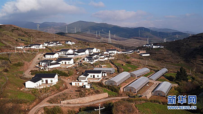 四川省昭觉县解放乡火普村蔬菜大棚和民居.