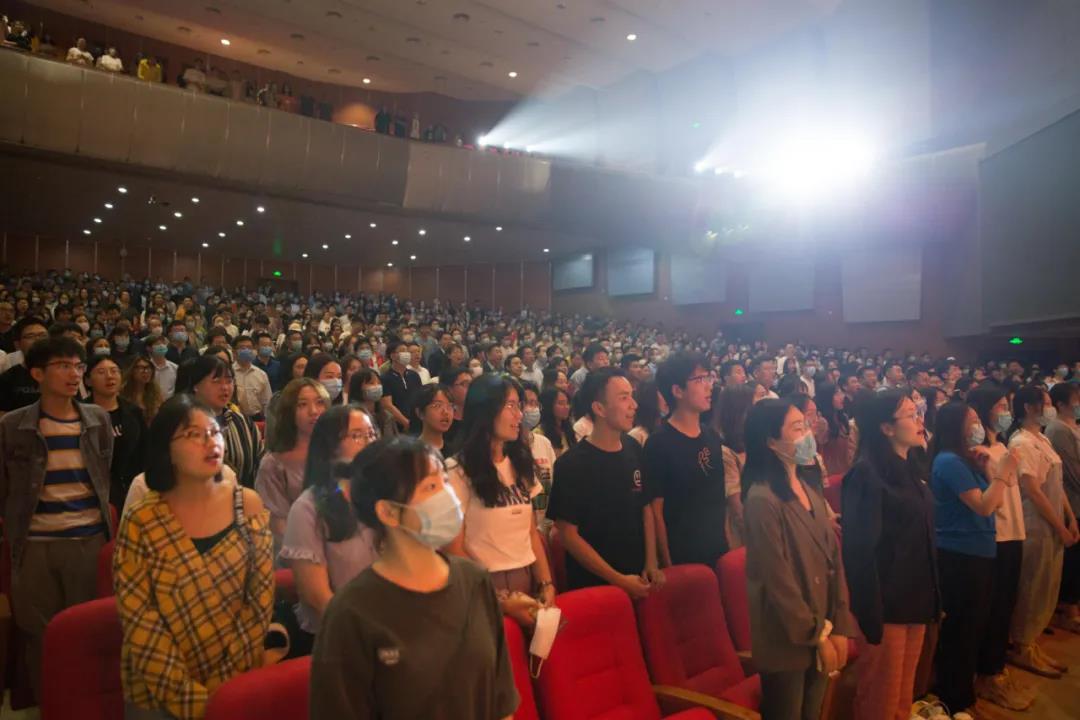 一堂特别的音乐党课 ——中央民族歌舞团大型主题晚会《颂歌献给党》走进中国政法大学 时政要闻 第33张