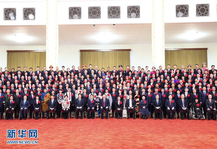 全国脱贫攻坚总结表彰大会在京隆重举行 习近平向全国脱贫攻坚楷模荣誉称号获得者等颁奖并发表重要讲话 总书记 第7张-民族画报