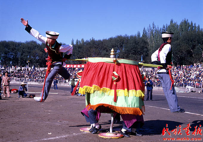 在历史跨越的现场（1）|中国民族地区改革开放四十年影像大事记（上） ——纪念改革开放40年中国民族影像志摄影展 民族记忆 第1张