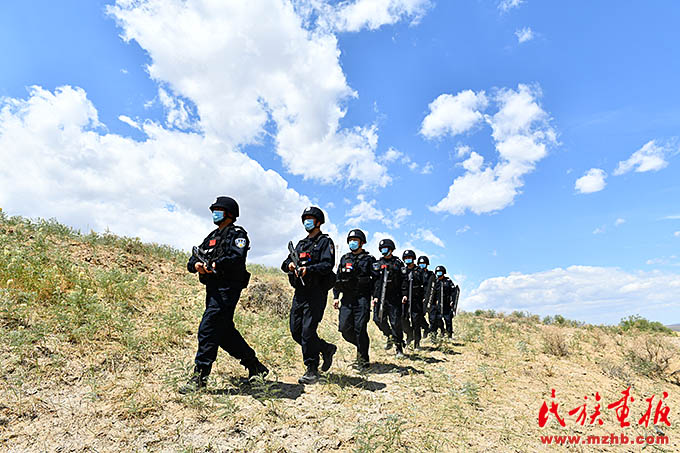 东天山脚下的民族团结模范所 壮丽征程 第2张