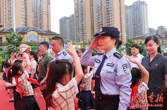 将铸牢中华民族共同体意识根植在各族青少年心灵深处 广西新疆西藏少先队员齐聚云端举办主题队会 图片报道 第2张