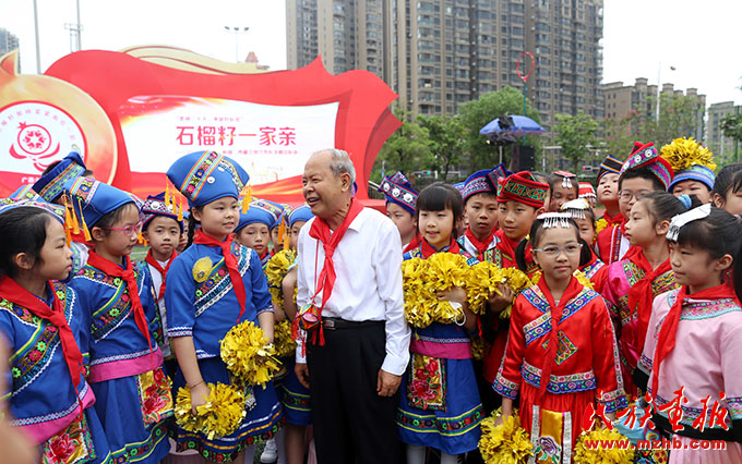 将铸牢中华民族共同体意识根植在各族青少年心灵深处 广西新疆西藏少先队员齐聚云端举办主题队会 图片报道 第4张-民族画报
