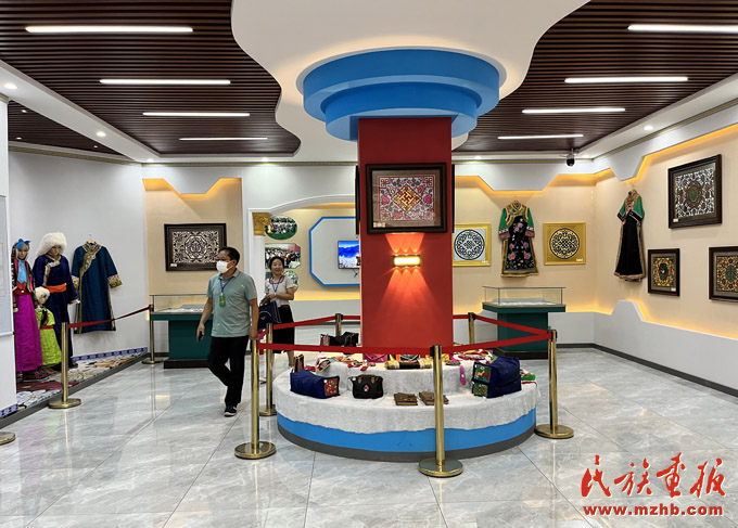 纪念曲艺大师琶杰诞辰120周年暨扎鲁特历史文化学术研讨会在内蒙古扎鲁特旗举行 图片报道 第5张