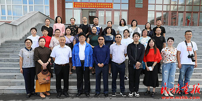 2022年吉林省传统工艺高质量发展培训班暨满族刺绣与满族服饰制作技艺研修班在通化师范学院开班 图片报道 第6张