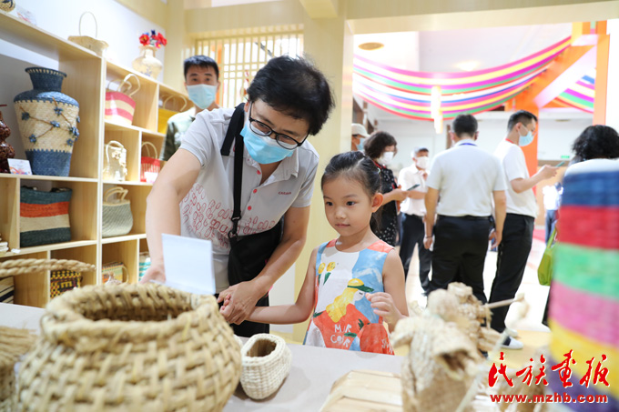 与祖国同心 与时代共进 ——吉林省延边朝鲜族自治州铸牢中华民族共同体意识成就展在民族文化宫开幕 图片报道 第7张