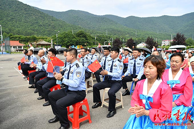 吉林白山边境管理支队浑江大队联合区统战部共同举办“中华民族团结一家亲”慰问演出 图片报道 第2张