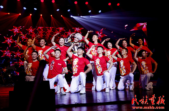 乌兰图雅：唱响美好新时代 图片报道 第4张