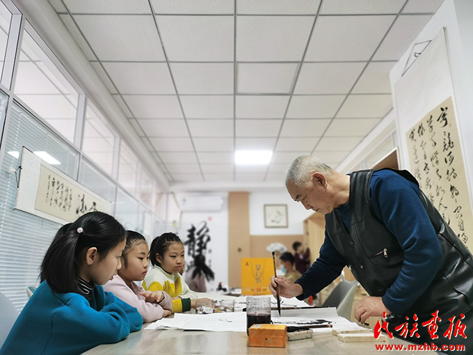 内蒙古自治区赤峰市迅速掀起学习宣传贯彻党的二十大精神热潮 图片报道 第6张