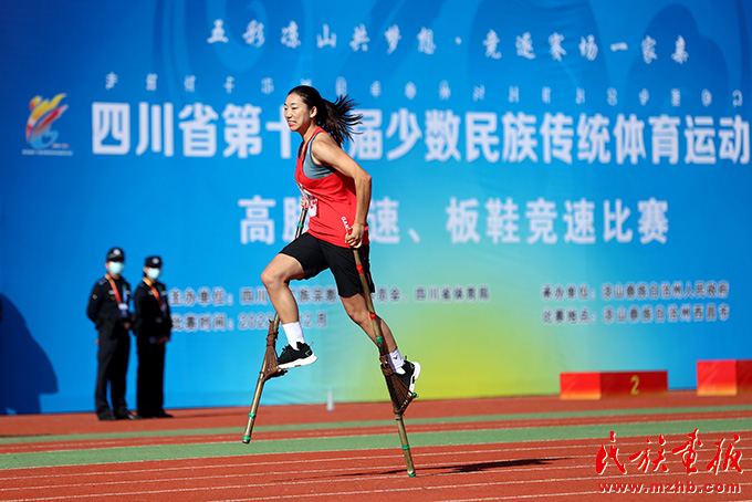 四川省第十六届少数民族传统体育运动会高脚竞速项目精彩瞬间 图片报道 第1张