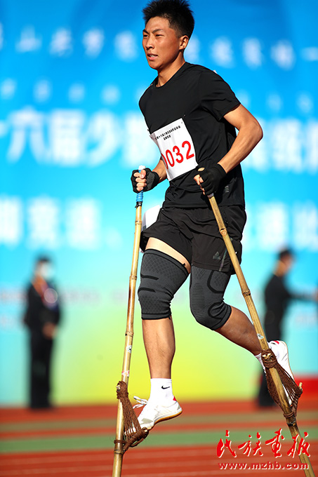 四川省第十六届少数民族传统体育运动会高脚竞速项目精彩瞬间 图片报道 第4张