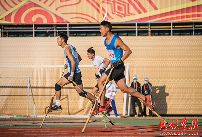 四川省第十六届少数民族传统体育运动会高脚竞速项目精彩瞬间 图片报道 第2张