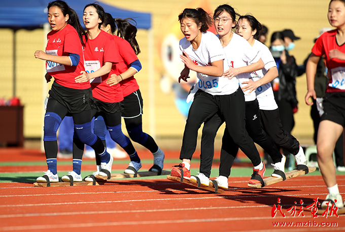 四川省第十六届少数民族传统体育运动会板鞋竞速项目精彩瞬间 图片报道 第2张