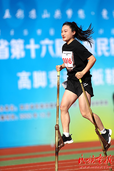 四川省第十六届少数民族传统体育运动会高脚竞速项目精彩瞬间 图片报道 第5张