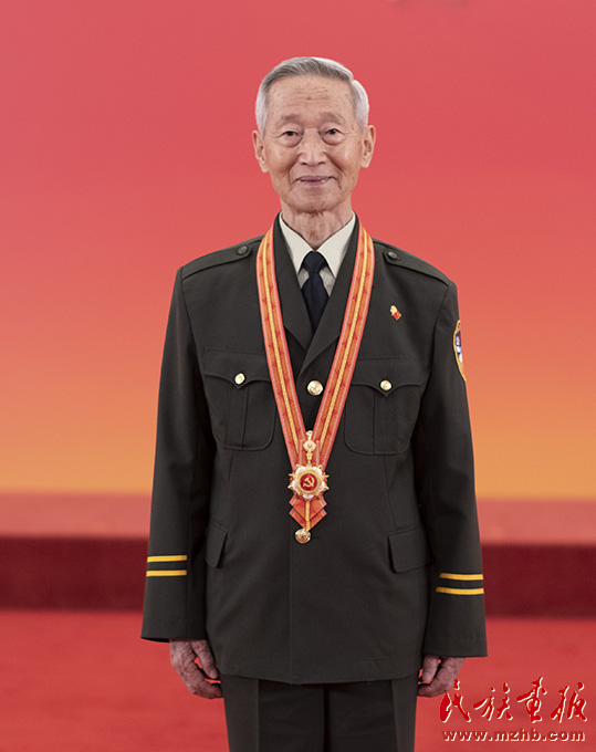他是中国警界痕迹鉴定的“定海神针”，7000余件物证无一差错 同心筑梦 第6张