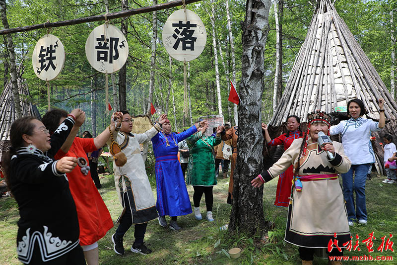 盛世篝火颂党恩 岭上欢歌团结情——鄂伦春自治旗举办第33届篝火节 图片报道 第2张