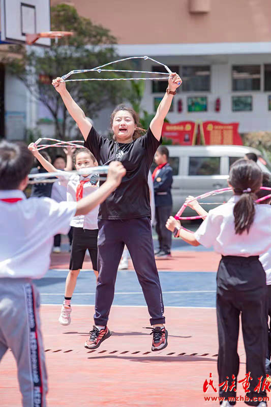 云南省曲靖市麒麟区城关小学：“绳”彩飞扬  跳出民族团结之花 图片报道 第2张