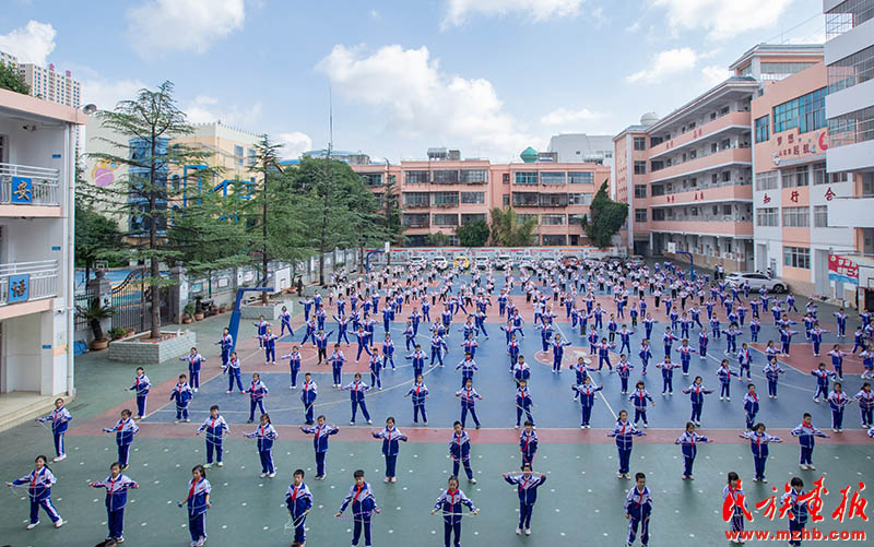 云南省曲靖市麒麟区城关小学：“绳”彩飞扬  跳出民族团结之花 图片报道 第3张