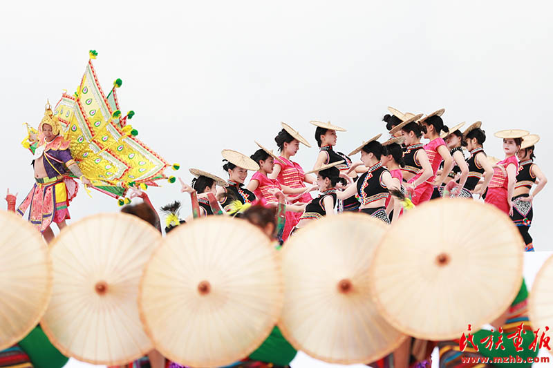 相约彩云之巅 相聚吉祥德钦——云南省迪庆州第14个民族团结进步月系列活动启动暨2023“中国德钦·梅里雪山第九届弦子艺术节” 开幕 图片报道 第9张