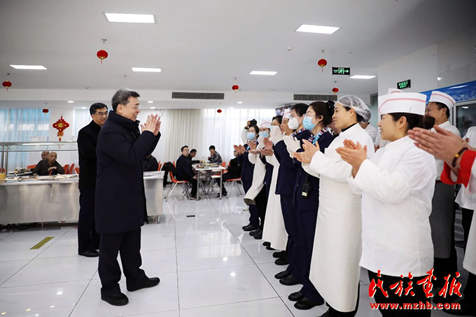 潘岳走访看望春节期间值班执勤工作人员 时政要闻 第2张