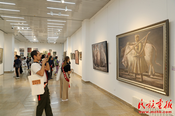 “伲光忆彩——瓦其比火油画艺术作品展”在中央民族大学美术馆开幕 多彩中华 第2张