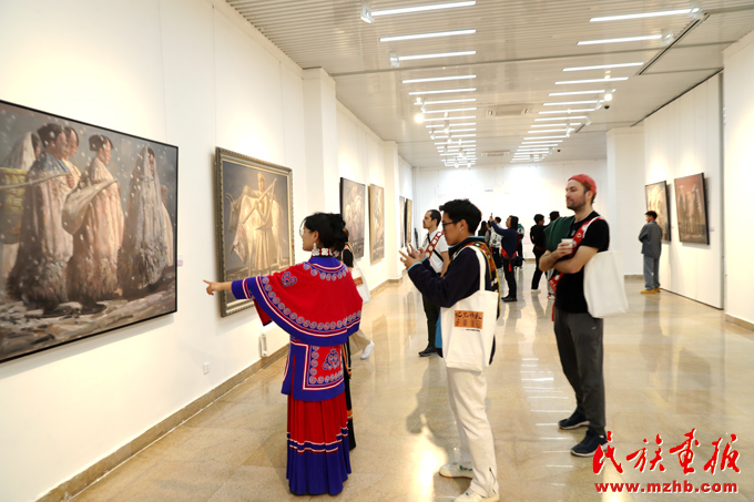 “伲光忆彩——瓦其比火油画艺术作品展”在中央民族大学美术馆开幕 多彩中华 第1张