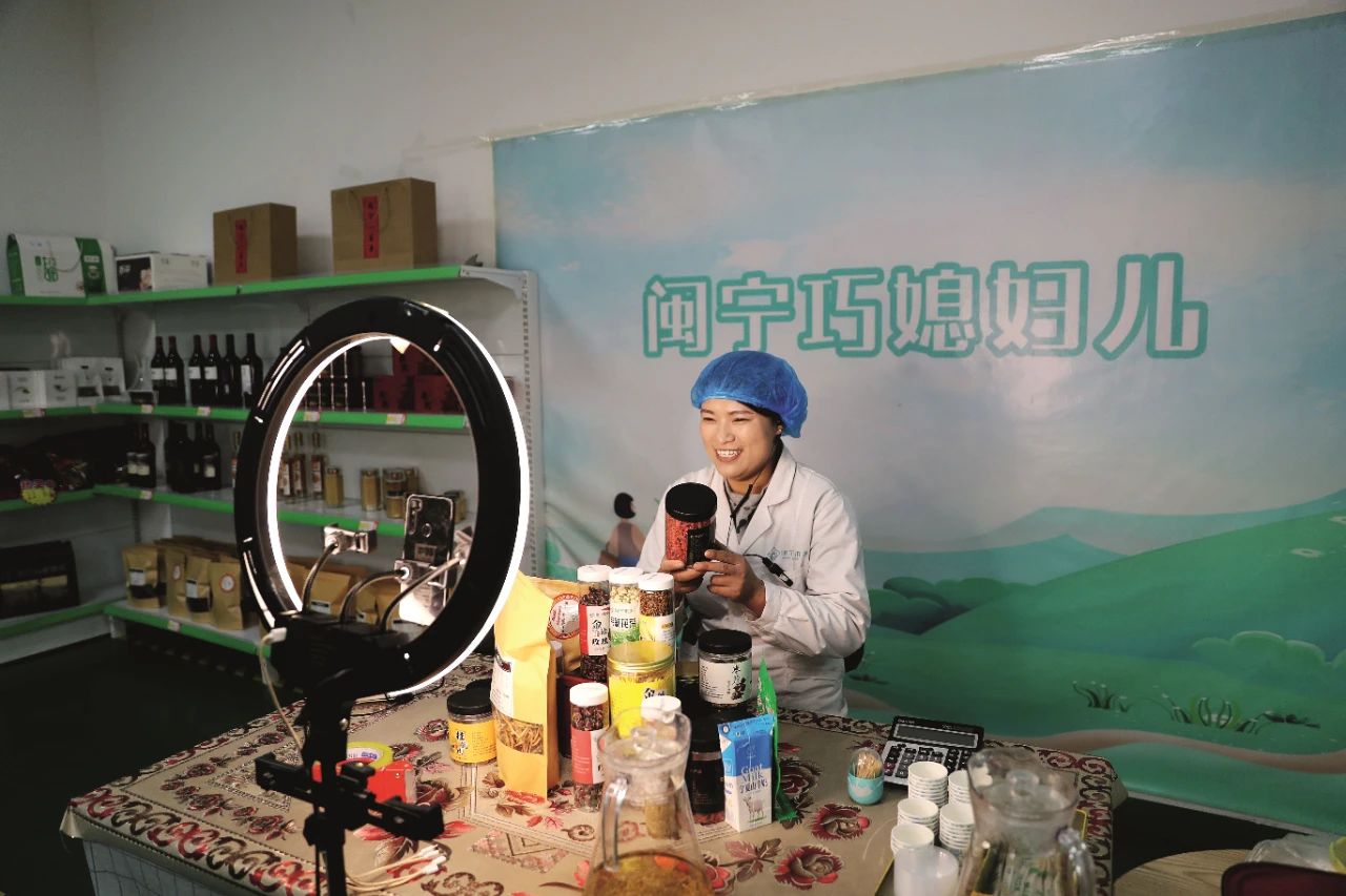 薪火相传画团结|闽宁镇：同心奔小康 见证山海情 同心筑梦 第2张