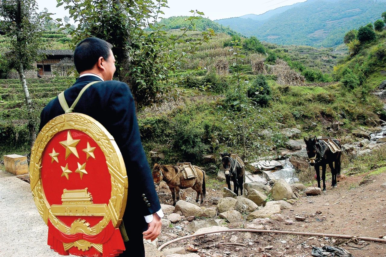 薪火相传画团结|禄劝人民法院：背着国徽去开庭 同心筑梦 第1张