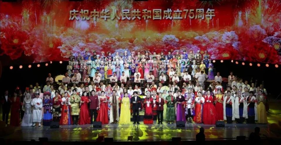 庆祝中华人民共和国成立75周年经典民族歌曲音乐会《这是我们美好家园》在京举办 时政要闻 第1张