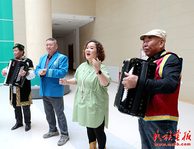 新疆塔城：手风琴演奏民族团结进步美妙音符 同心筑梦 第1张