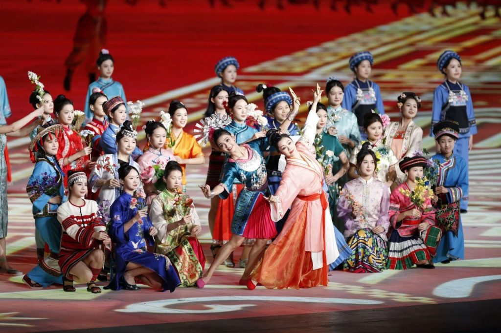 中华民族大家庭 同心圆梦新征程|开幕式文体展演上篇《天下一脉》 第十二届全国少数民族传统体育运动会 第16张