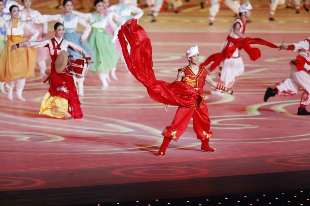 中华民族大家庭 同心圆梦新征程|开幕式文体展演上篇《天下一脉》 第十二届全国少数民族传统体育运动会 第21张