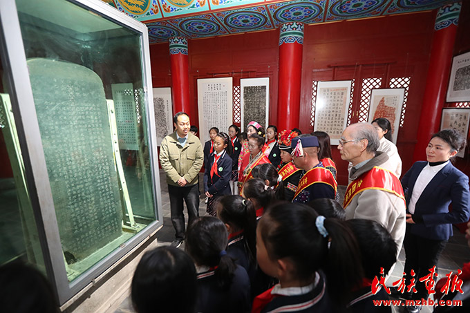 团结花开彩云南 珠江源头石榴红 图片报道 第4张