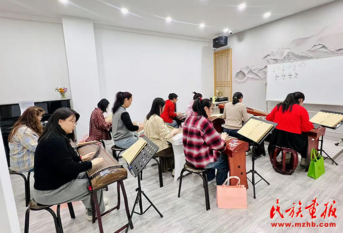内蒙古锡林浩特“石榴籽”职工夜校创设“铸牢”新课堂‌ 图片报道 第2张