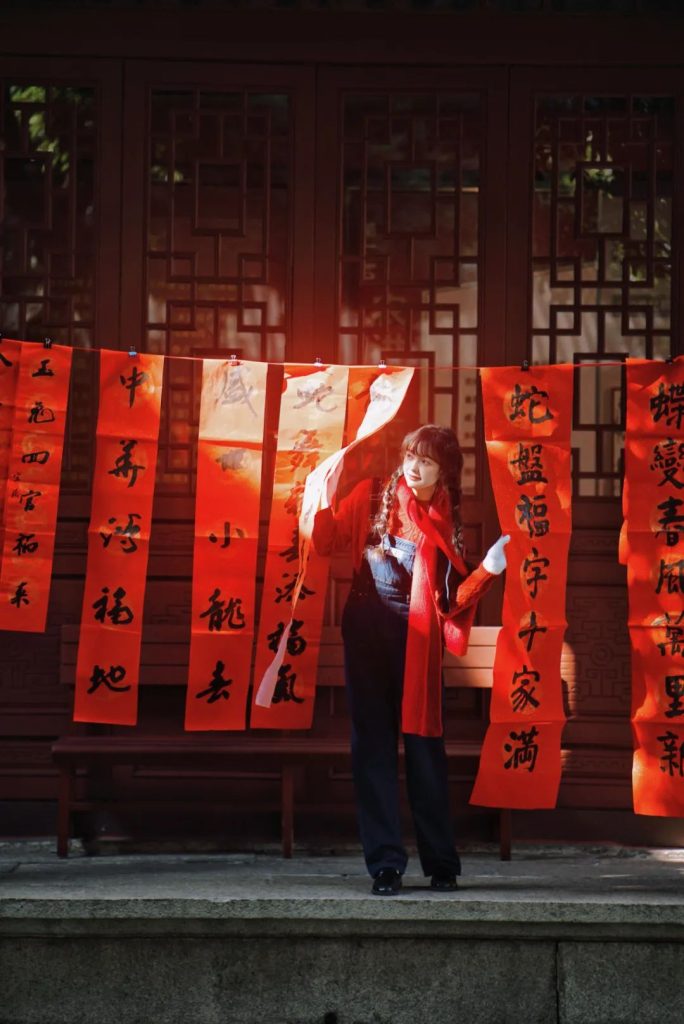 《红墙春联飘飘迎新春》 翁海涛 摄影